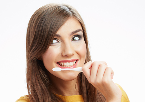 caring for your smile while wearing clear aligners